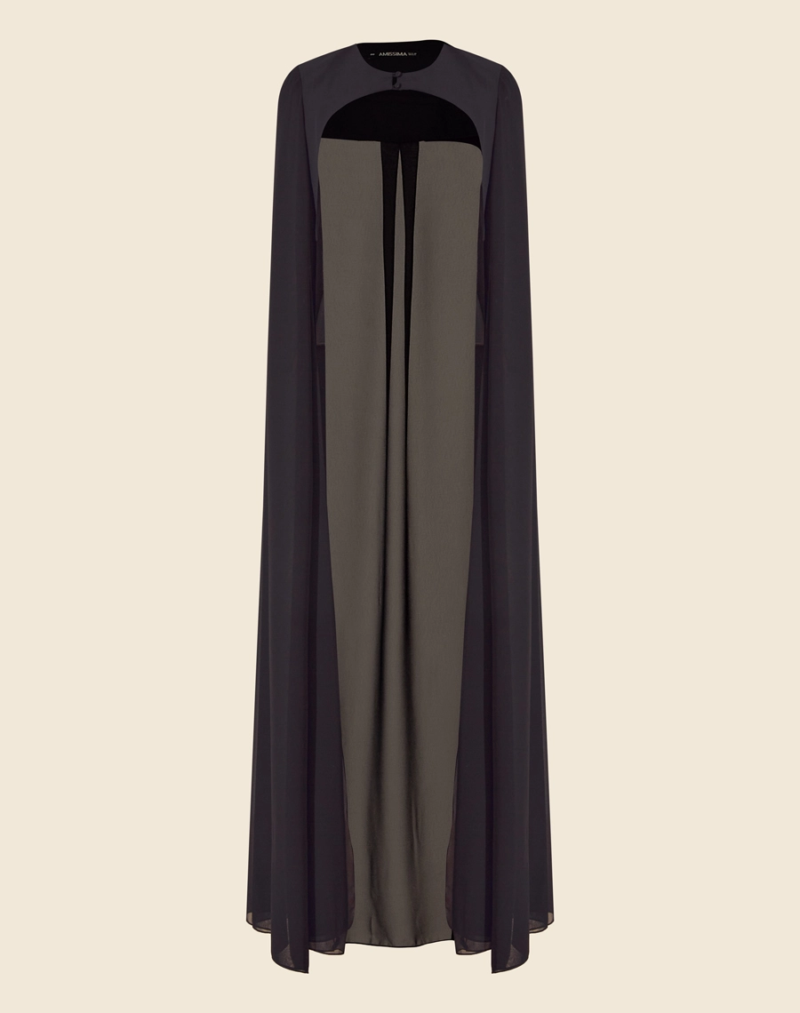 Capa Aurora longa em Chiffon com shape amplo e fluído. <br/>
Seu decote é redondo. <br/>
Pode ser usada como sobreposição em vestidos festa. <br/>