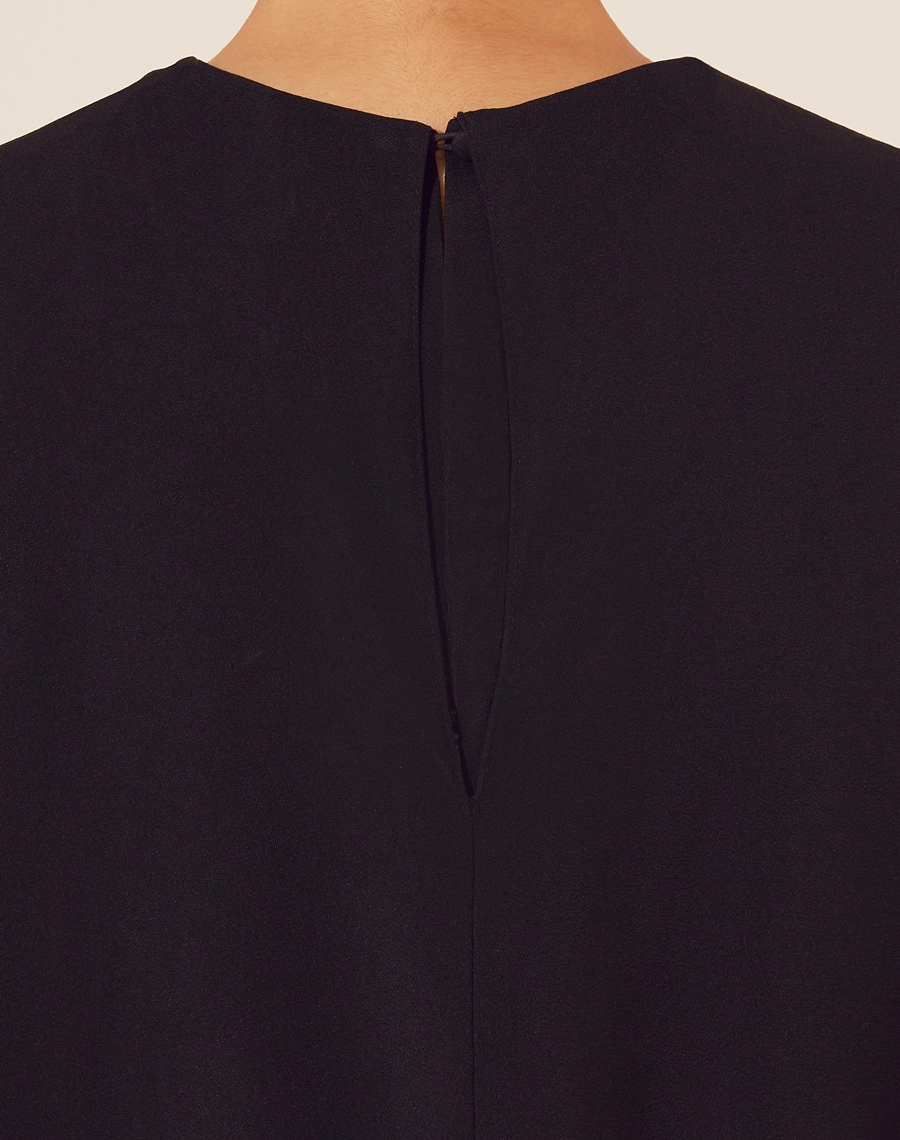 Vestido Curto Nick confeccionado em Crepe Patou. <br/>
Modelo com capa, tecido leve e fluído, com gola redonda e botão de asellha para fechamento nas costas.<br/>