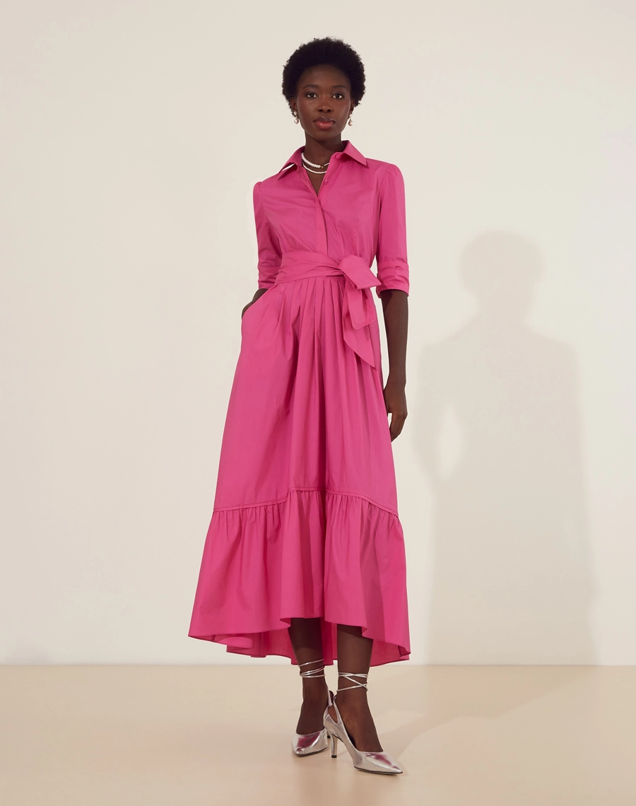 Vestido Midi Elma confeccionado em Tricoline. <br/>
Possui gola esportiva, manga longa e vista coberta com botão de casa para fechamento. <br/>
