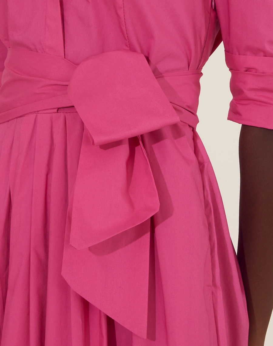 Vestido Midi Elma confeccionado em Tricoline. <br/>
Possui gola esportiva, manga longa e vista coberta com botão de casa para fechamento. <br/>
