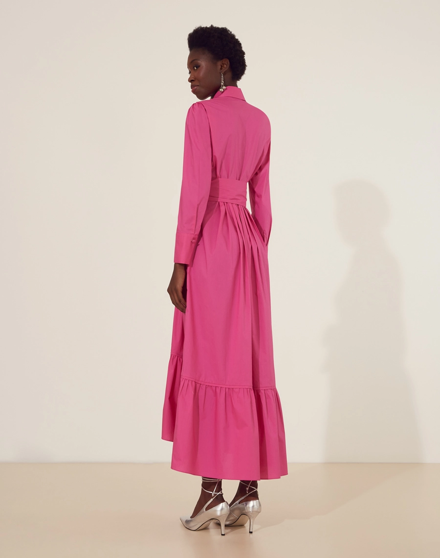 Vestido Midi Elma confeccionado em Tricoline. <br/>
Possui gola esportiva, manga longa e vista coberta com botão de casa para fechamento. <br/>
