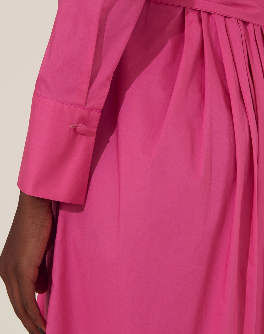 Vestido Midi Elma confeccionado em Tricoline. <br/>
Possui gola esportiva, manga longa e vista coberta com botão de casa para fechamento. <br/>
