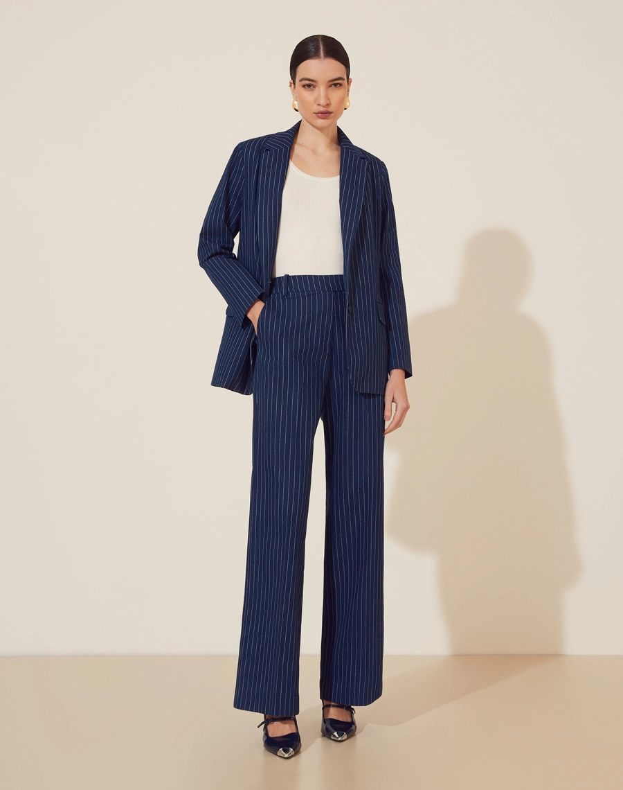 Blazer Marjorie confeccionado em Jeans em risca de giz.  <br>
Possui forro, golas clássicas e dois bolsos decorativos com lapelas em sua frente. <br>