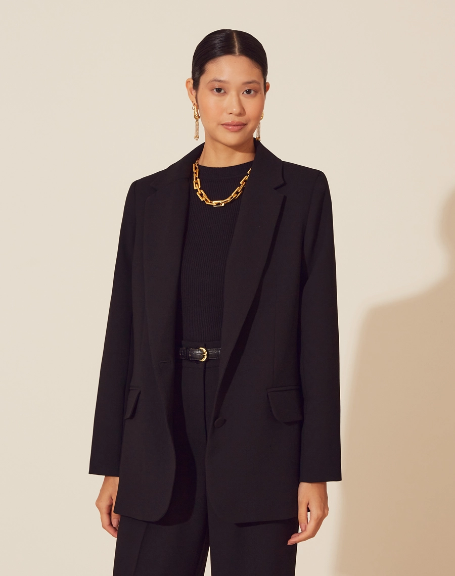 Blazer Xanadu JS 24 confeccionado em crepe com forro, golas classicas e dois bolsos decorativos com lapelas.<br/>
