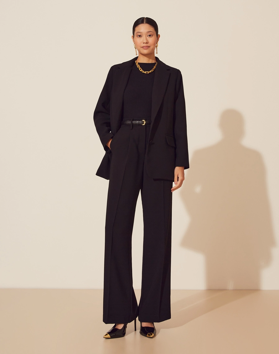 Blazer Xanadu JS 24 confeccionado em crepe com forro, golas classicas e dois bolsos decorativos com lapelas.<br/>
