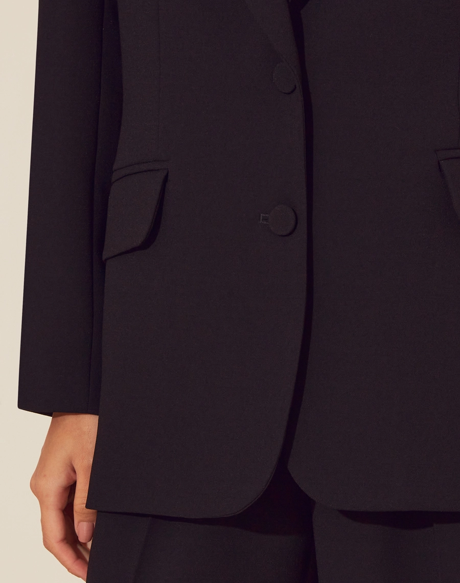Blazer Xanadu JS 24 confeccionado em crepe com forro, golas classicas e dois bolsos decorativos com lapelas.<br/>
