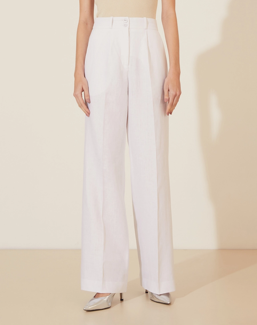 Calça Manuela Js V24, confeccionado em linho, um tecido estruturado com toque rústico. Com modelagem reta, bolsos laterais estilo faca e bolsos decorativos atrás. 
