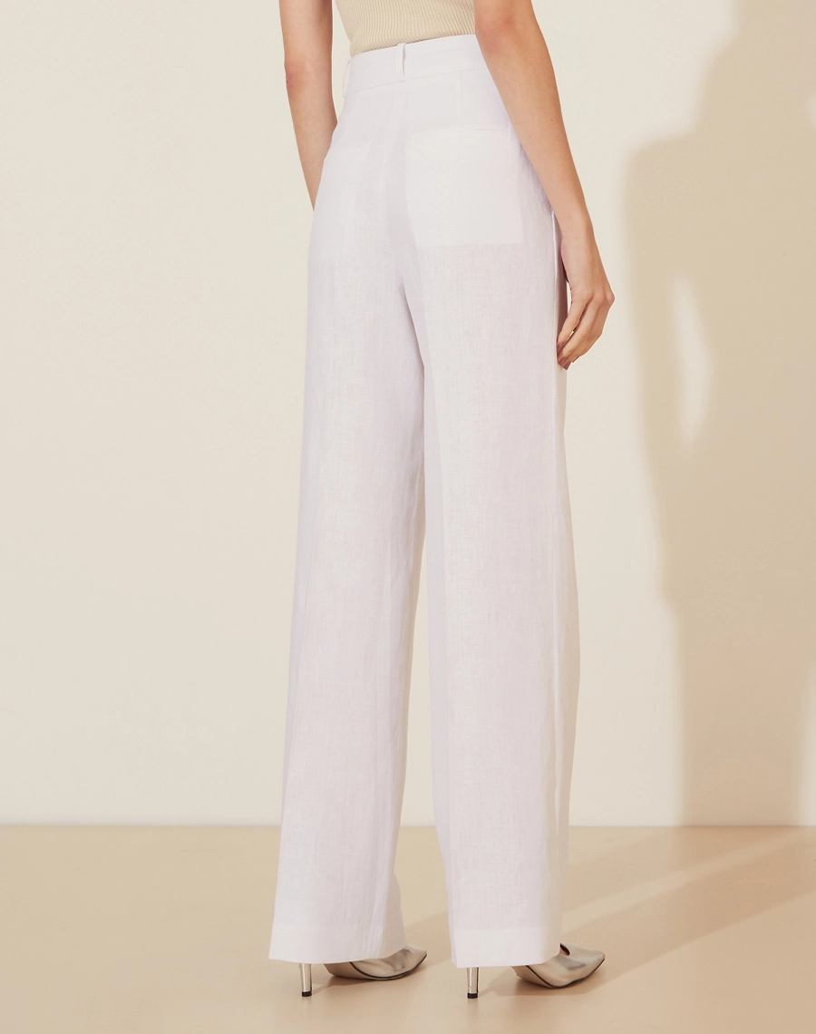 Calça Manuela Js V24, confeccionado em linho, um tecido estruturado com toque rústico. Com modelagem reta, bolsos laterais estilo faca e bolsos decorativos atrás. 
