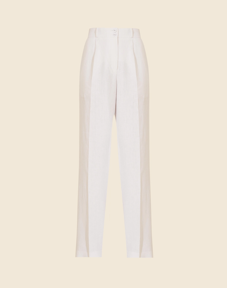 Calça Manuela Js V24, confeccionado em linho, um tecido estruturado com toque rústico. Com modelagem reta, bolsos laterais estilo faca e bolsos decorativos atrás. 
