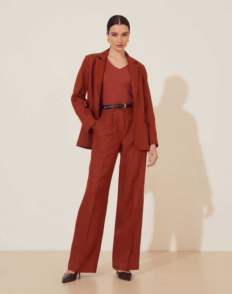 Calça Manuela Js V24, confeccionado em linho, um tecido estruturado com toque rústico. Com modelagem reta, bolsos laterais estilo faca e bolsos decorativos atrás. 
