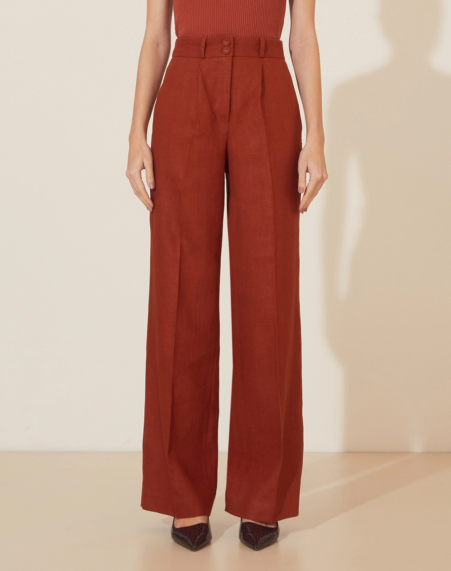 Calça Manuela Js V24, confeccionado em linho, um tecido estruturado com toque rústico. Com modelagem reta, bolsos laterais estilo faca e bolsos decorativos atrás. 
