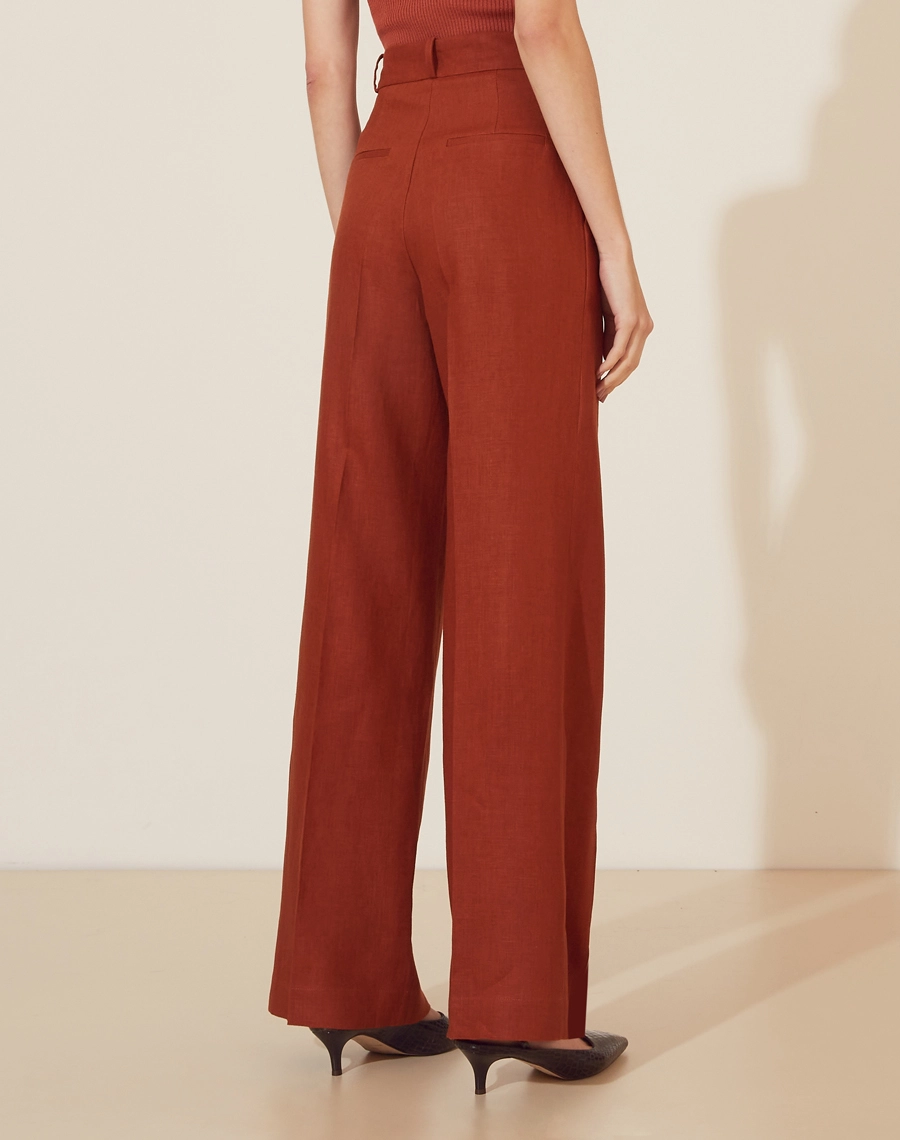 Calça Manuela Js V24, confeccionado em linho, um tecido estruturado com toque rústico. Com modelagem reta, bolsos laterais estilo faca e bolsos decorativos atrás. 
