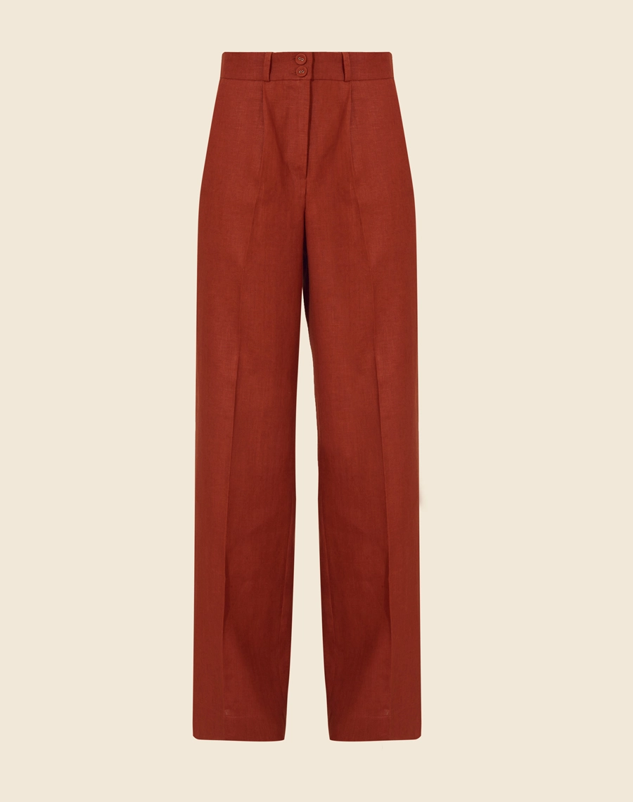Calça Manuela Js V24, confeccionado em linho, um tecido estruturado com toque rústico. Com modelagem reta, bolsos laterais estilo faca e bolsos decorativos atrás. 
