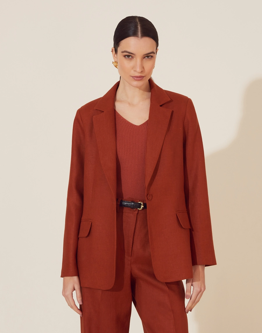 Blazer Maya confeccionado em linho, um tecido estruturado com toque rústico. Com gola clássica, manga longa com ombreiras para mais estrutura.