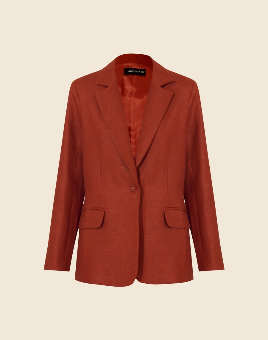Blazer Maya confeccionado em linho, um tecido estruturado com toque rústico. Com gola clássica, manga longa com ombreiras para mais estrutura.