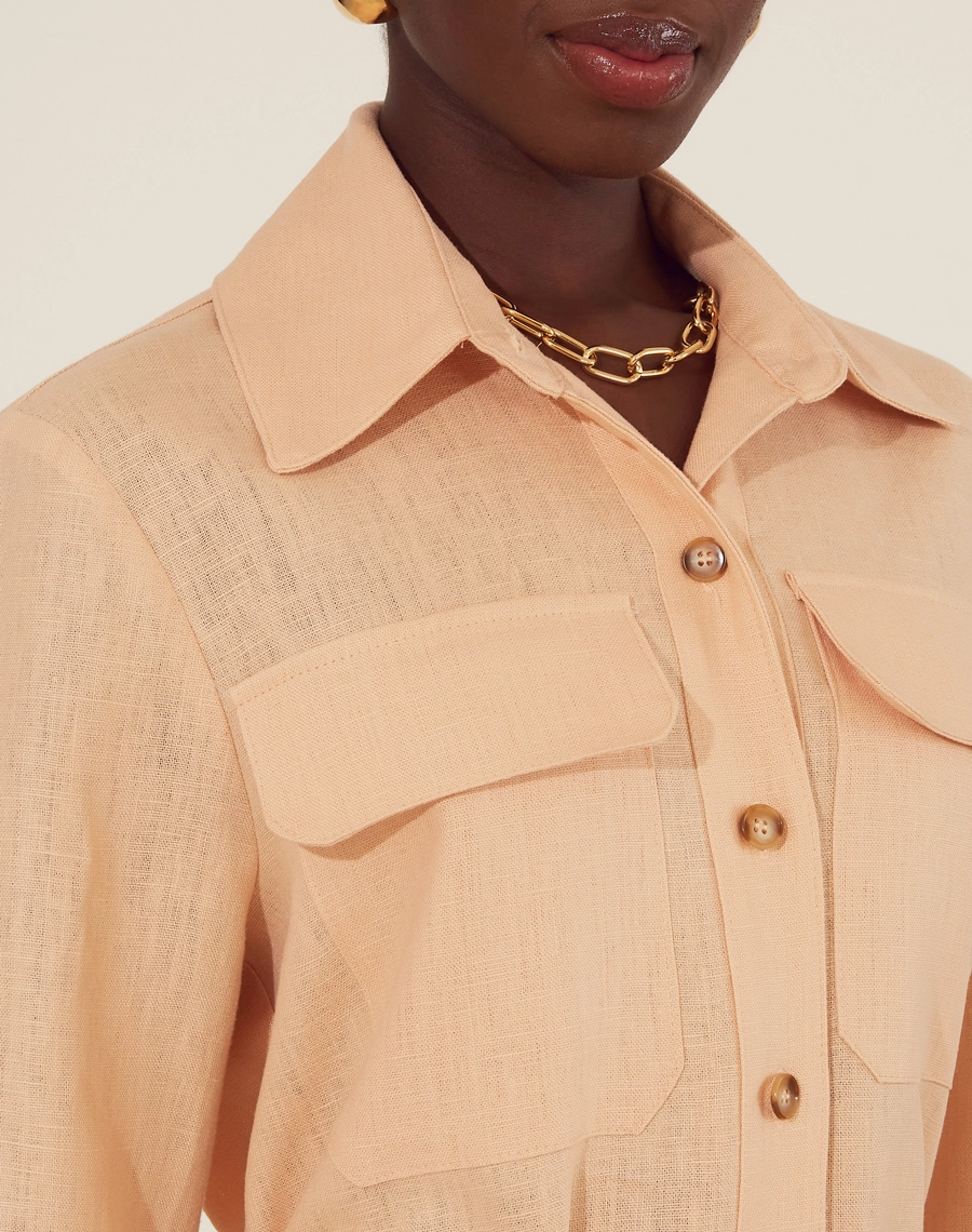 Camisa Moana confeccionada em Linho com gola esporte com fechamento por botão de casa. <br/>
Mangas longas com botões nos punhos.<br/>
Possui bolsos com lapelas e modelagem ampla.<br/>