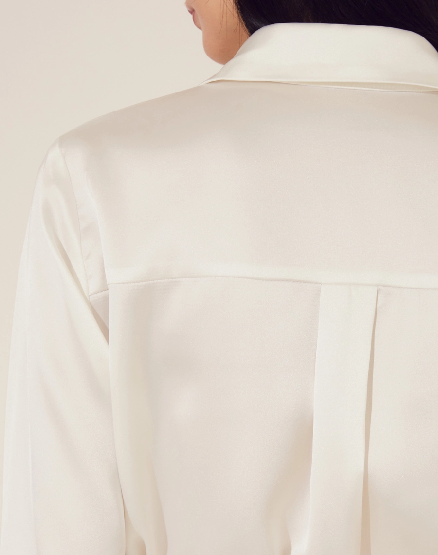 Camisa Teresa confeccionada em Cetim com acabamento brilhoso e macio. <br/>
Possui gola esportiva e mangas longas com botões no punho.  <br/>
Fechamento por botões frontais. <br/>