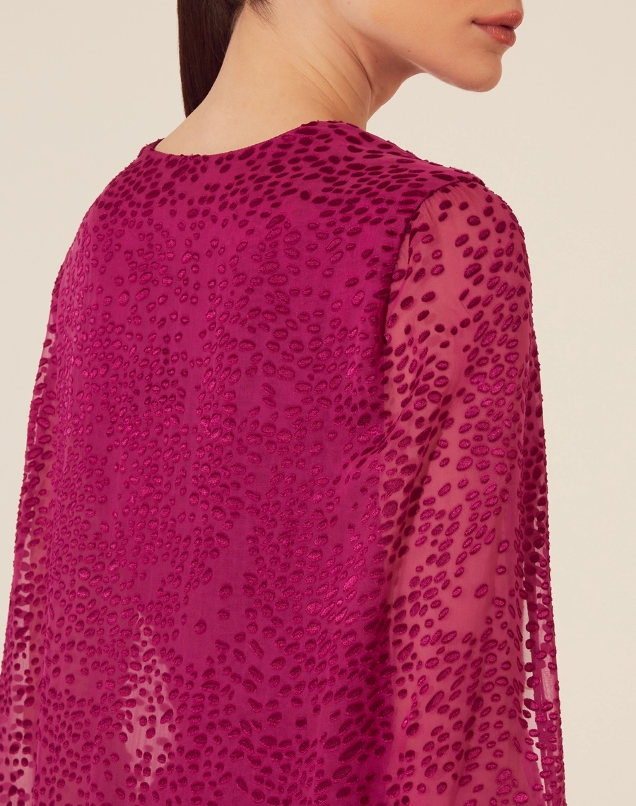 Vestido Longo Selena confeccionada em viscose com seda.
