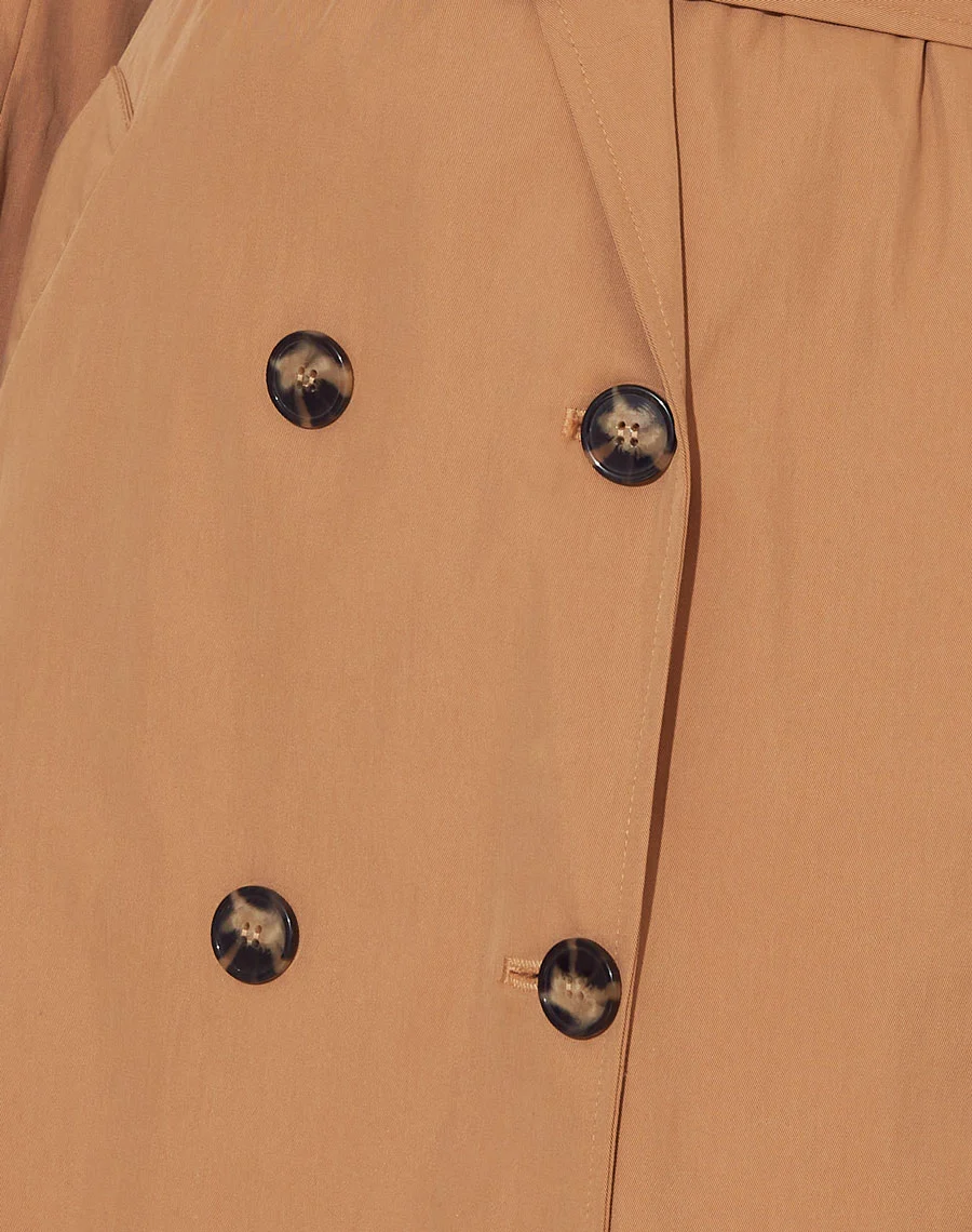 rench Coat Melinda confeccionado em Tencel, um tecido de textura suave. Possui detalhe de lapela nos ombros, forro embutido e fechamento por botões.