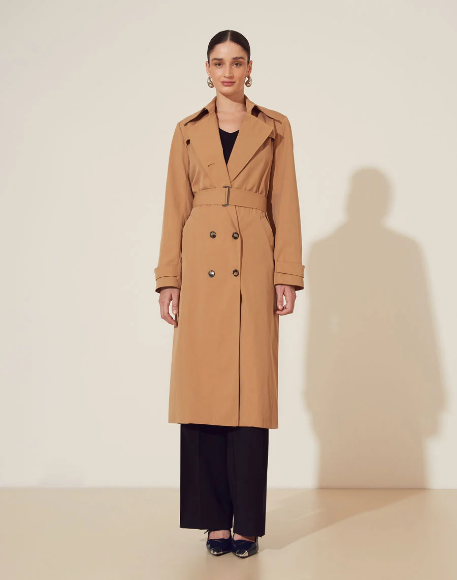 rench Coat Melinda confeccionado em Tencel, um tecido de textura suave. Possui detalhe de lapela nos ombros, forro embutido e fechamento por botões.