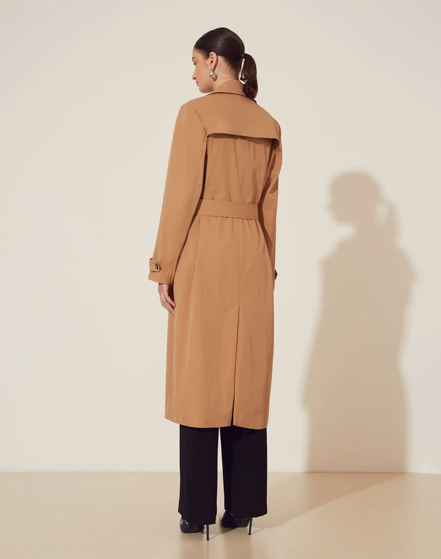 rench Coat Melinda confeccionado em Tencel, um tecido de textura suave. Possui detalhe de lapela nos ombros, forro embutido e fechamento por botões.