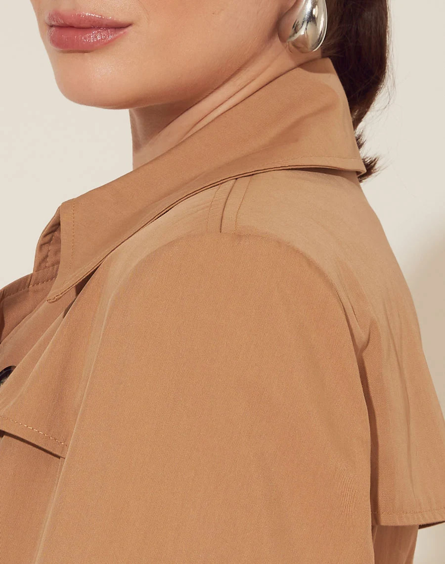 rench Coat Melinda confeccionado em Tencel, um tecido de textura suave. Possui detalhe de lapela nos ombros, forro embutido e fechamento por botões.