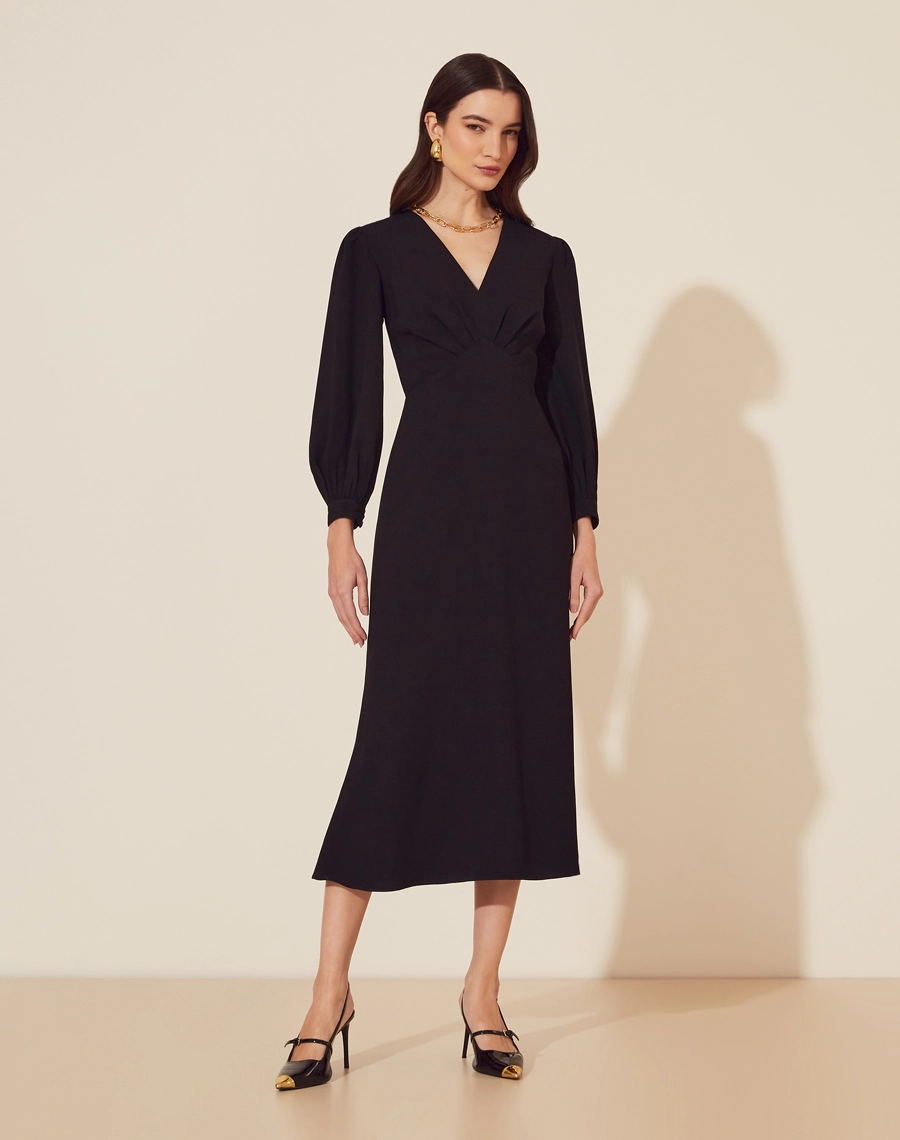 Vestido Midi Madison confeccionado em Crepe. <br/>
A peça possui comprimento midi, decote em V e fechamento por zíper invisível lateral.<br/> 
Possui elástico interno no punho da manga e detalhes de prega. <br/> 
Com forro. <br/>