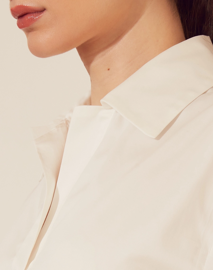 Camisa Encanto confeccionada em Tricoline Acetinado. <br/>
Possui gola esporte, manhas 3/4 e modelagem ampla. <br/>