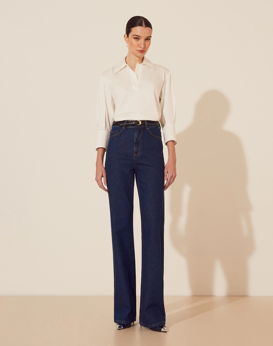 Camisa Encanto confeccionada em Tricoline Acetinado. <br/>
Possui gola esporte, manhas 3/4 e modelagem ampla. <br/>