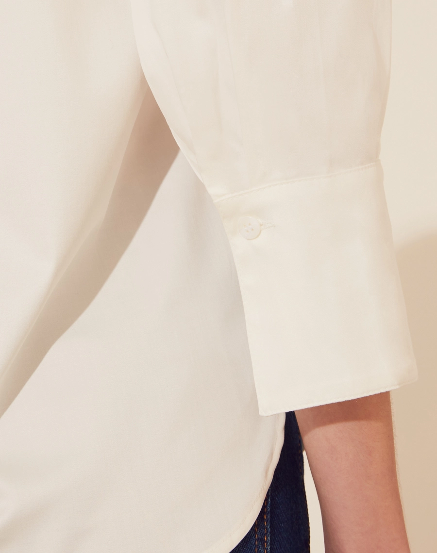 Camisa Encanto confeccionada em Tricoline Acetinado. <br/>
Possui gola esporte, manhas 3/4 e modelagem ampla. <br/>