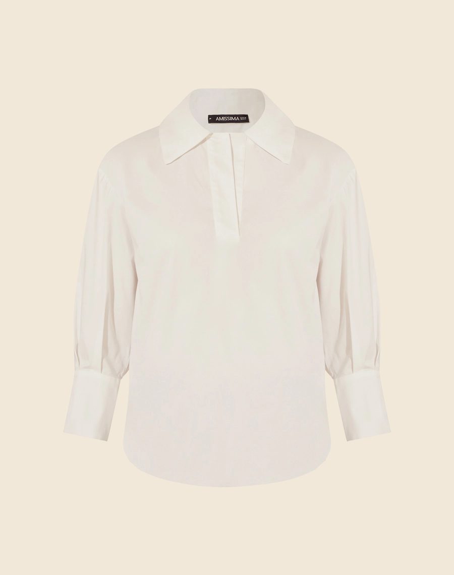Camisa Encanto confeccionada em Tricoline Acetinado. <br/>
Possui gola esporte, manhas 3/4 e modelagem ampla. <br/>