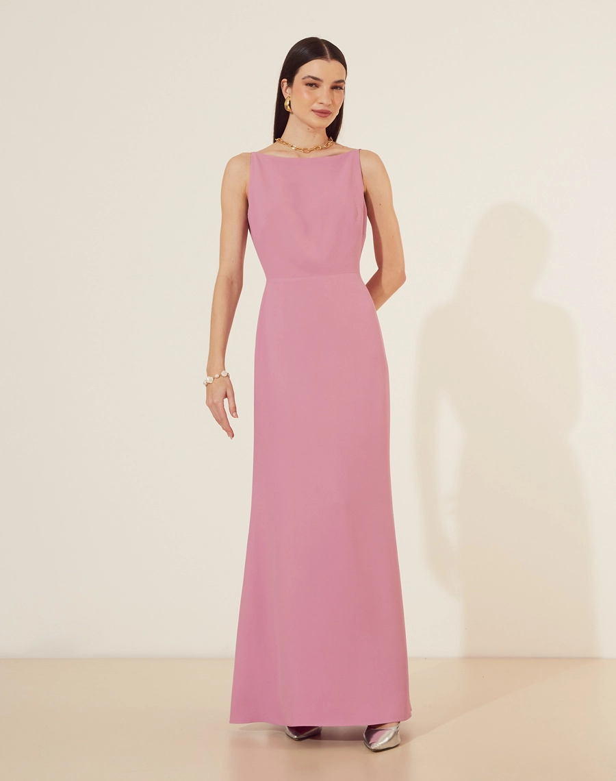 Vestido Longo Zahara confeccionado em Crepe Patou. Possui decote em V profundo nas costas, com modelagem minimalista.  