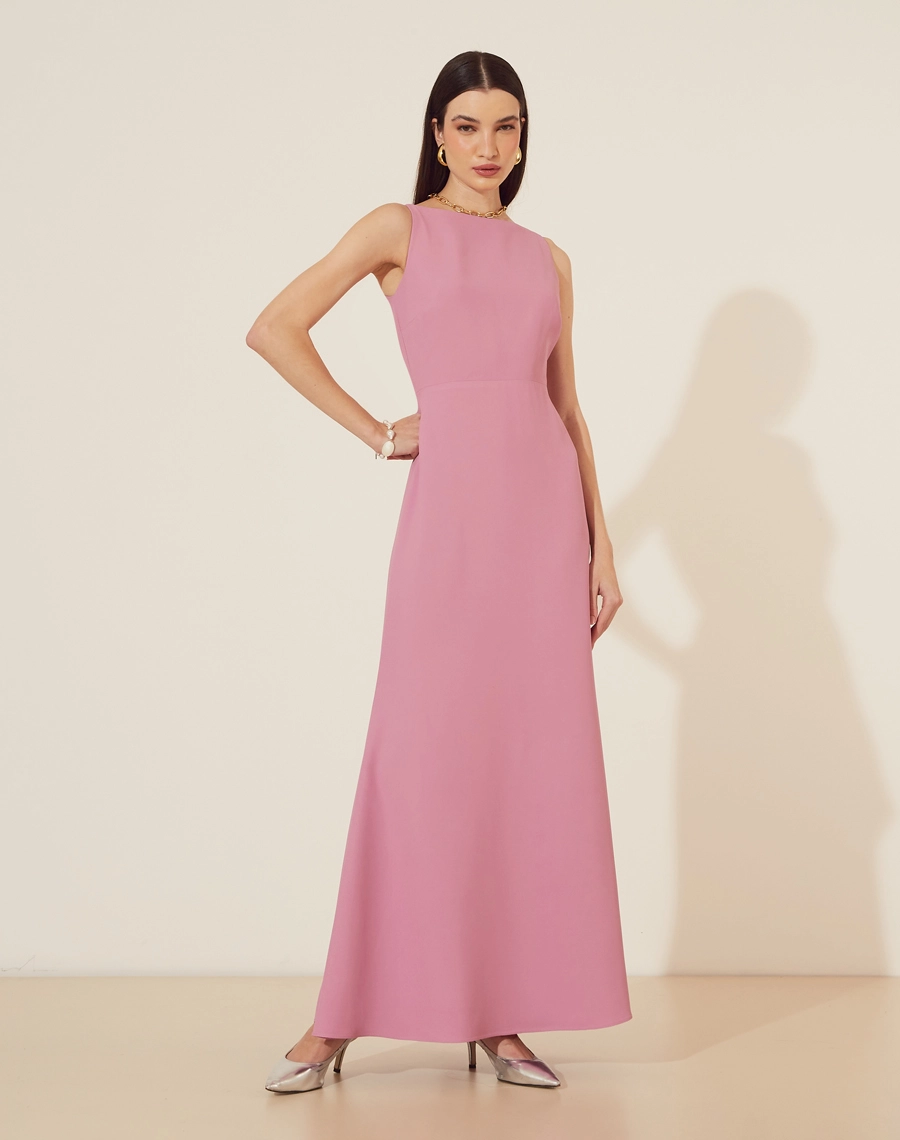 Vestido Longo Zahara confeccionado em Crepe Patou. Possui decote em V profundo nas costas, com modelagem minimalista.  