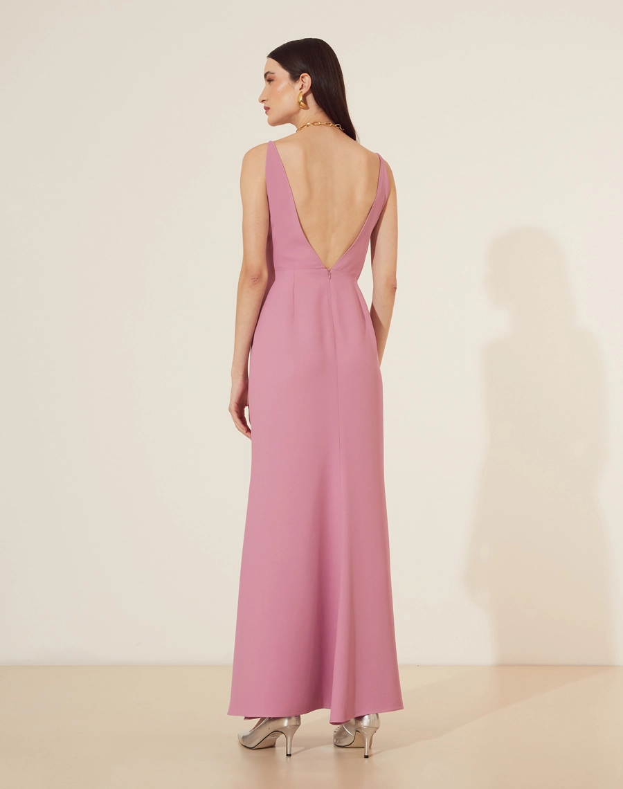 Vestido Longo Zahara confeccionado em Crepe Patou. Possui decote em V profundo nas costas, com modelagem minimalista.  