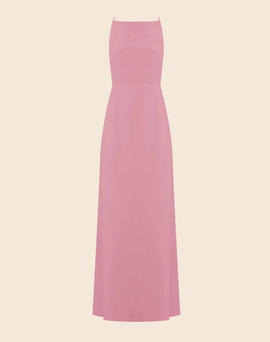 Vestido Longo Zahara confeccionado em Crepe Patou. Possui decote em V profundo nas costas, com modelagem minimalista.  