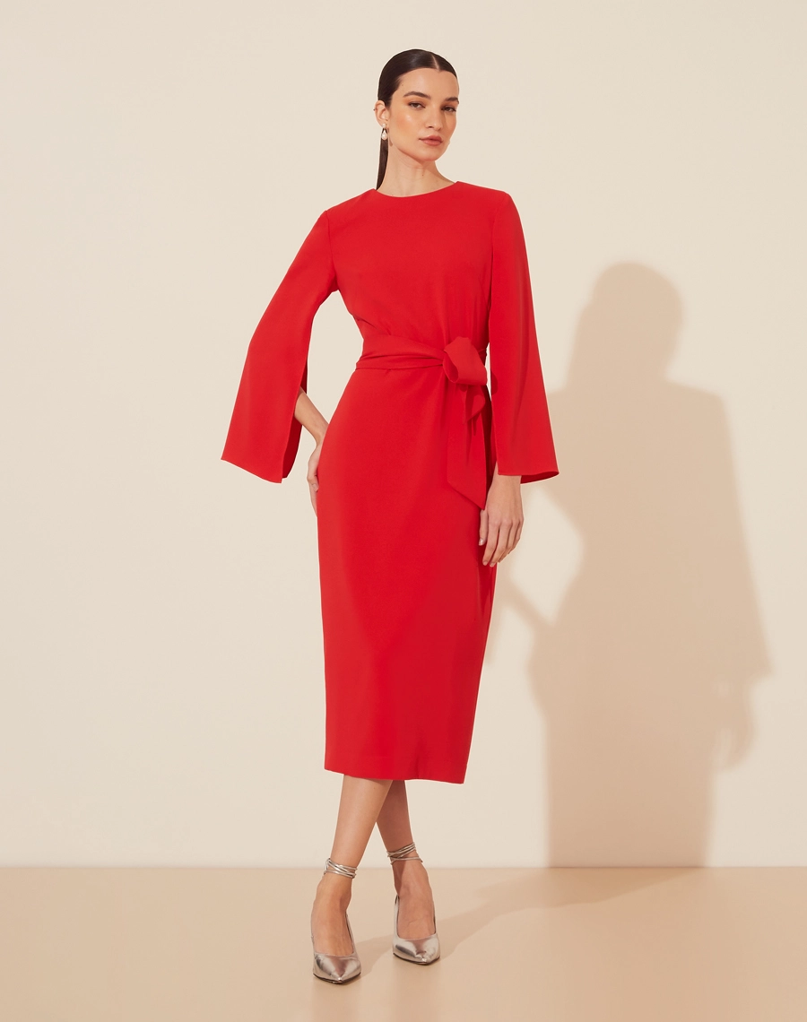 O Vestido Midi Borah é confeccionada em crepe patou, tecido de aspecto liso, leve e com excelente fluidez.