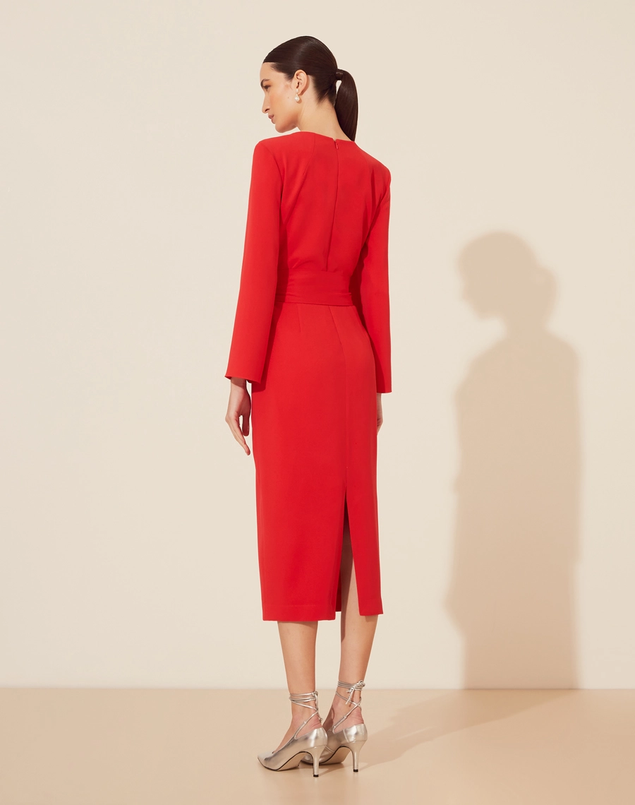 O Vestido Midi Borah é confeccionada em crepe patou, tecido de aspecto liso, leve e com excelente fluidez.