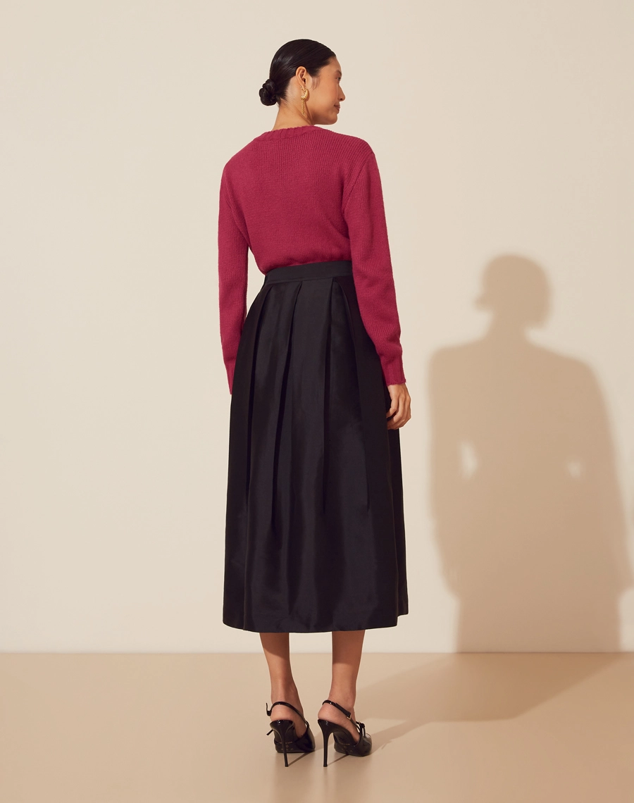 Saia Midi Vitoria confeccionada em tafetá . <br/>
Sua cintura é alta, com pregas, modelagem evasê e barra reta.<br/>
