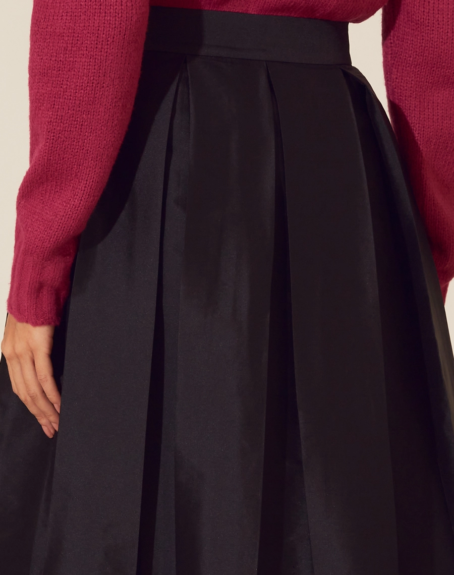 Saia Midi Vitoria confeccionada em tafetá . <br/>
Sua cintura é alta, com pregas, modelagem evasê e barra reta.<br/>

