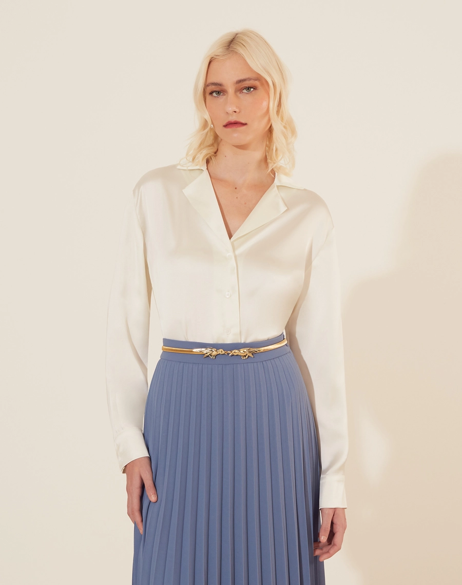 Camisa Gia confeccionada em  Valentino Stresh. <br/>
Sua gola é estilo smoking, com mangas longas e botão de casa nos punhos. <br/>
Modelagem ampla.