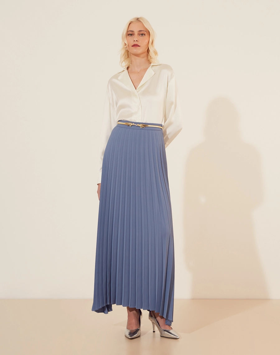 Camisa Gia confeccionada em  Valentino Stresh. <br/>
Sua gola é estilo smoking, com mangas longas e botão de casa nos punhos. <br/>
Modelagem ampla.