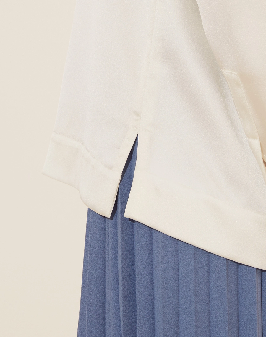 Camisa Gia confeccionada em  Valentino Stresh. <br/>
Sua gola é estilo smoking, com mangas longas e botão de casa nos punhos. <br/>
Modelagem ampla.