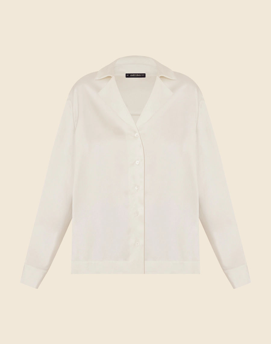 Camisa Gia confeccionada em  Valentino Stresh. <br/>
Sua gola é estilo smoking, com mangas longas e botão de casa nos punhos. <br/>
Modelagem ampla.