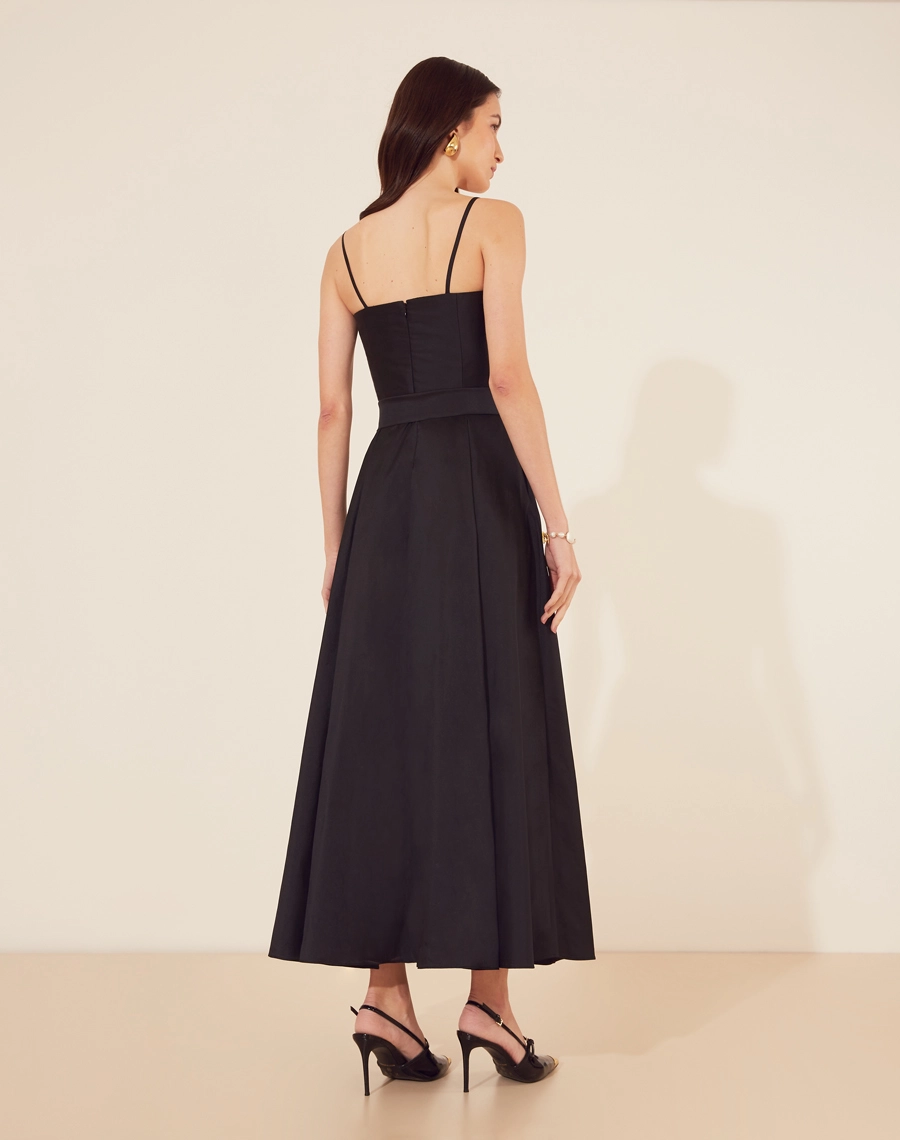 Vestido Midi Jimena confeccionado em tafetá, um tecido acetinado e de leve estrutura. 
