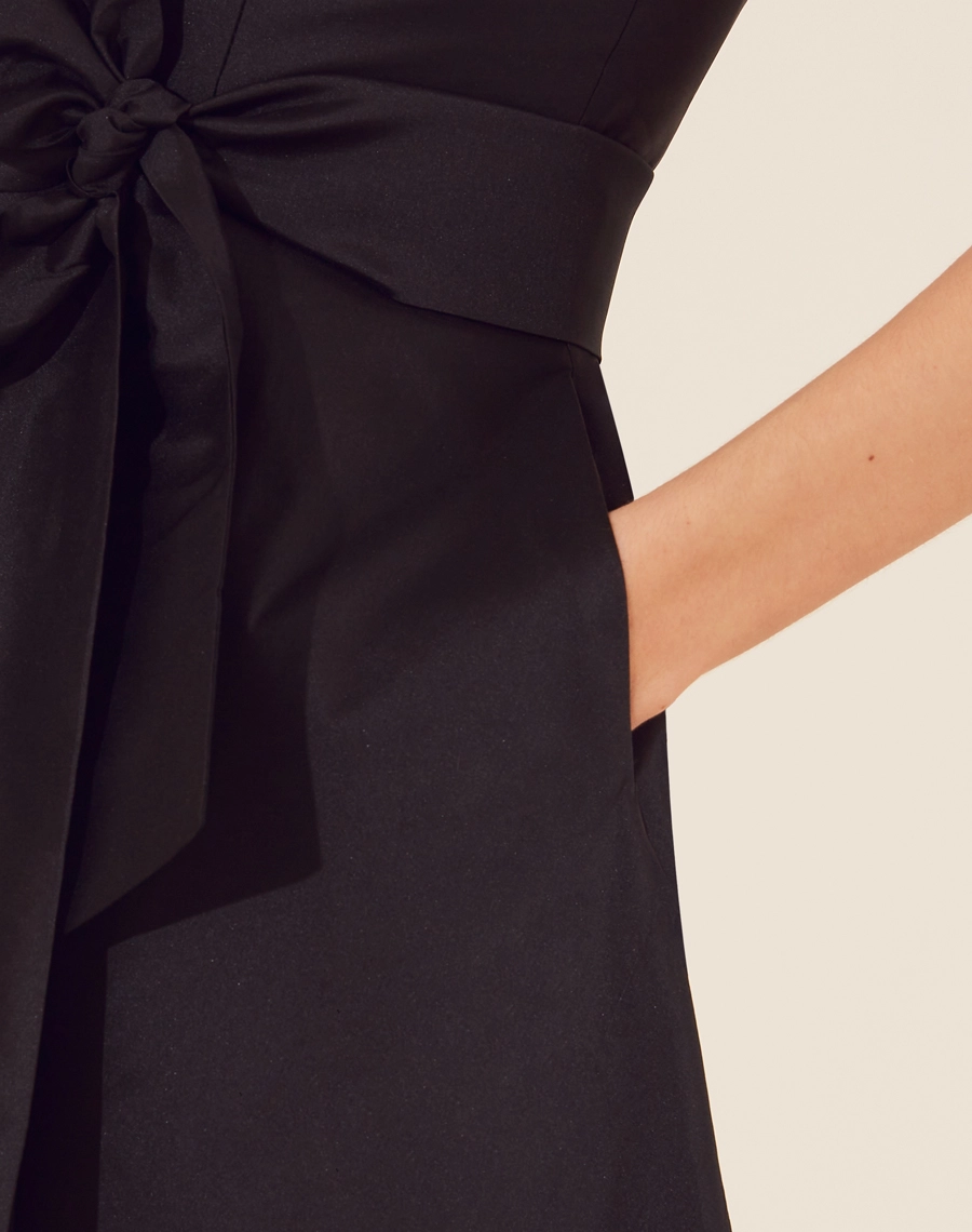 Vestido Midi Jimena confeccionado em tafetá, um tecido acetinado e de leve estrutura. 