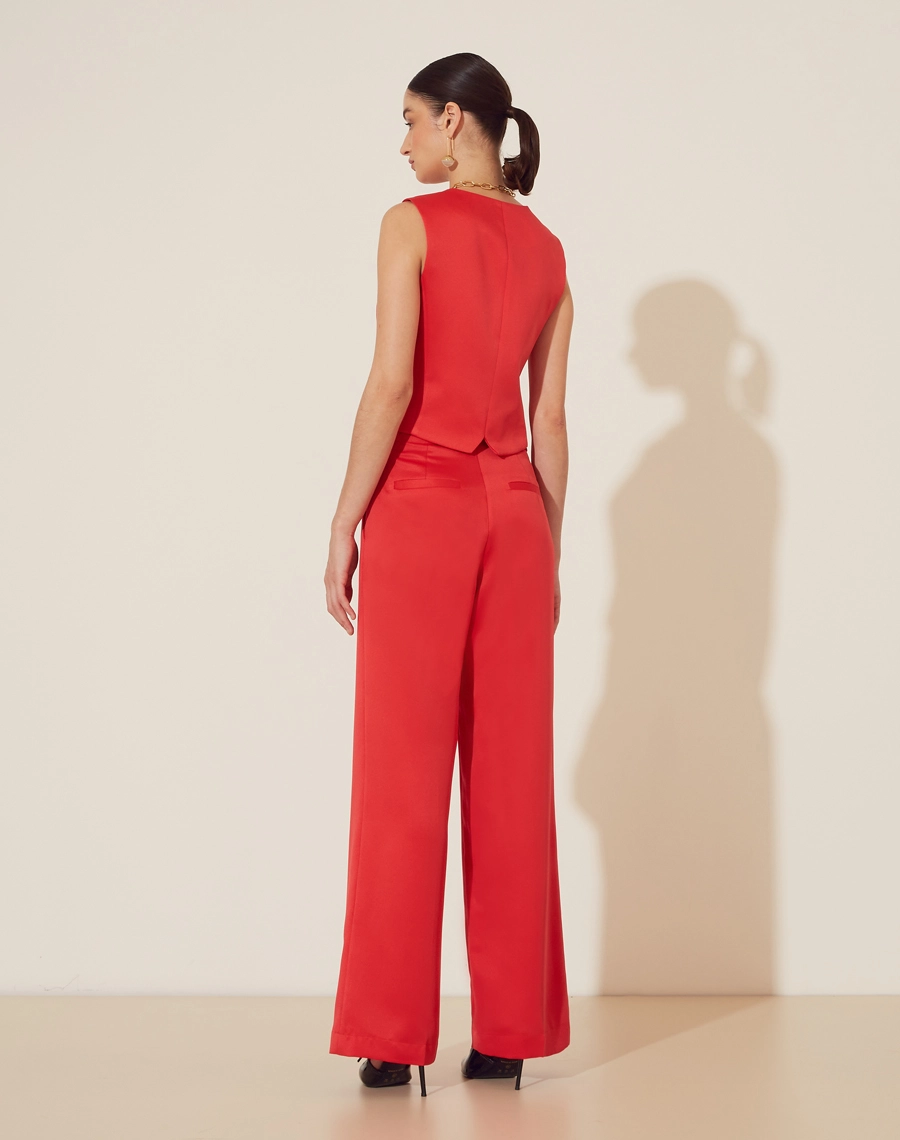 Calça Helga confeccionada em Crepe Acetinado. Com modelagem alfaitaria, cintura alta e pregas na cintura.<br/>

