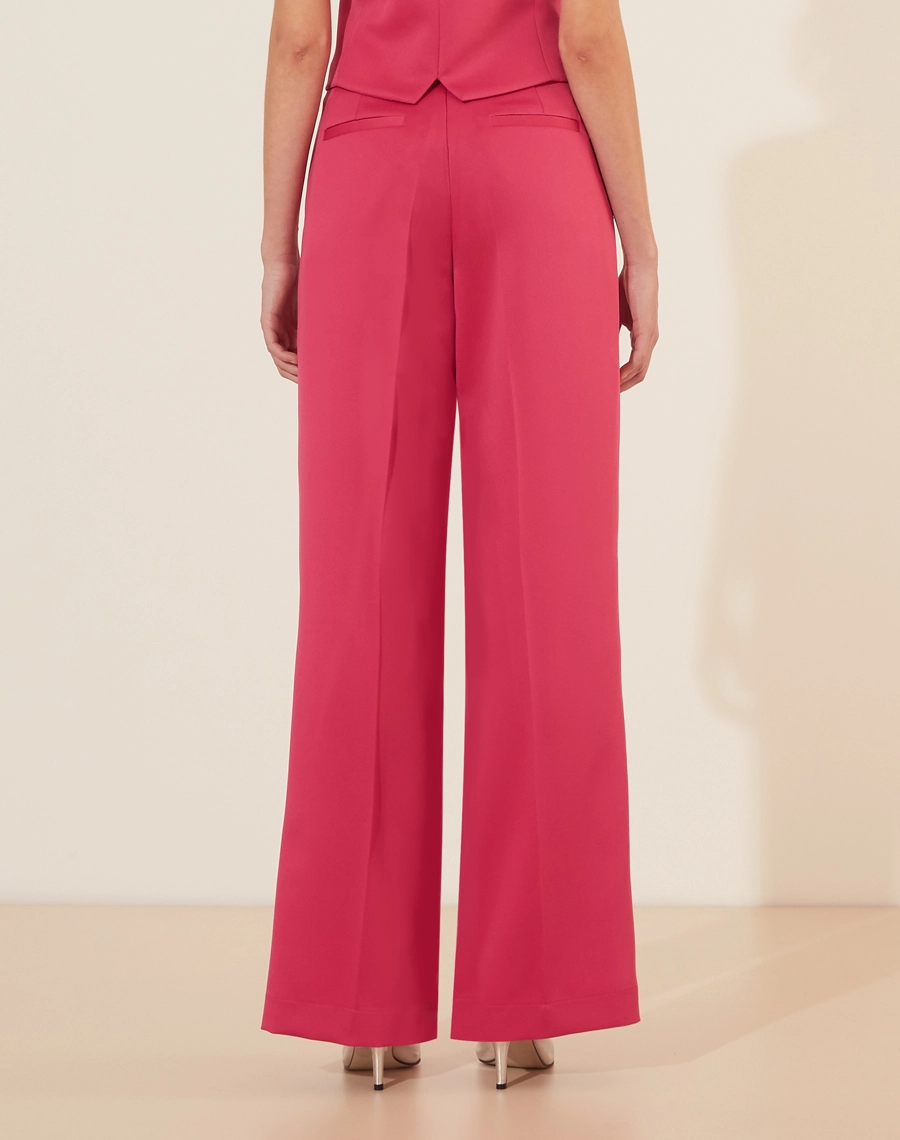 Calça Helga confeccionada em Crepe Acetinado. Com modelagem alfaitaria, cintura alta e pregas na cintura.<br/>

