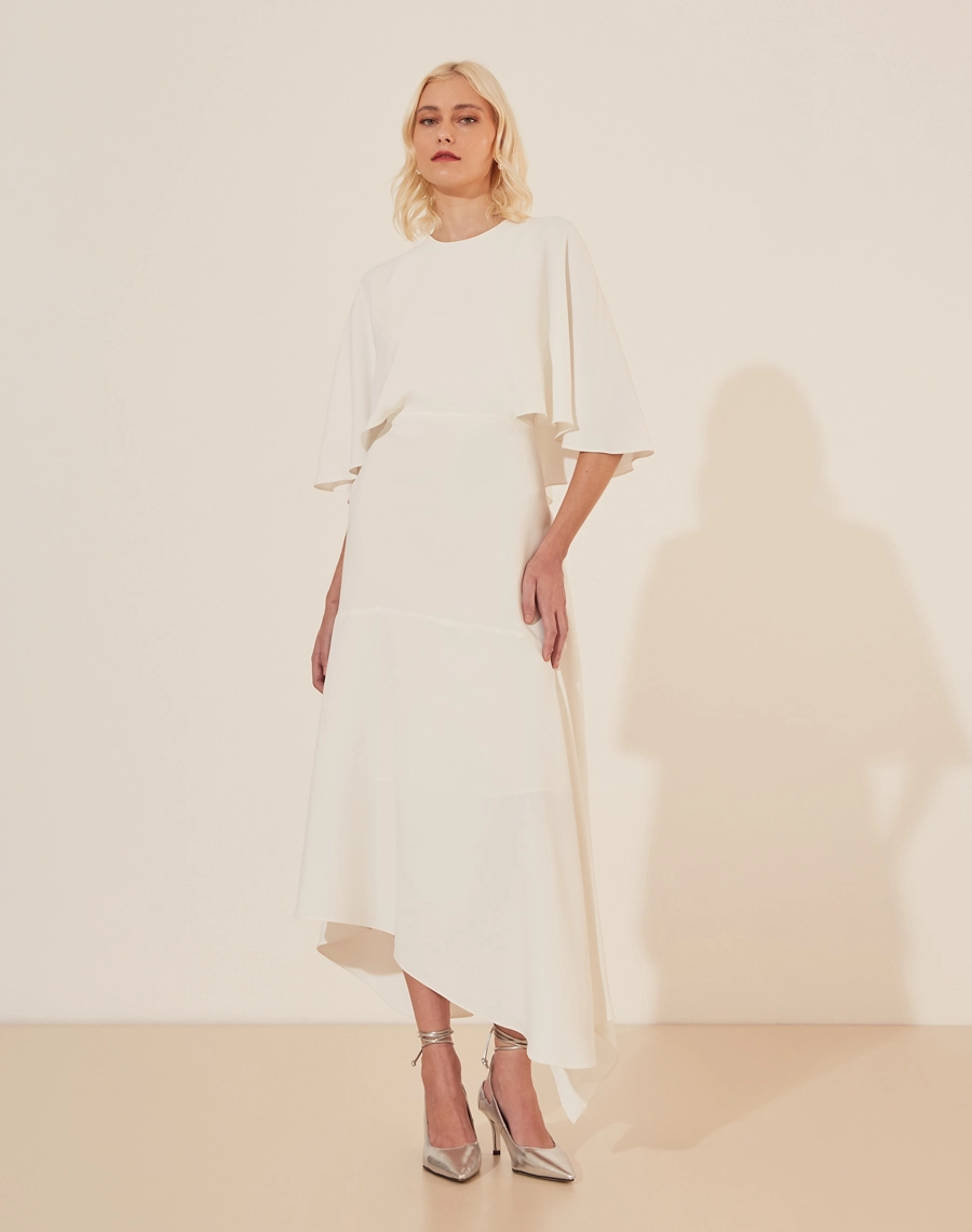 Vestido Midi Elia confeccionado em Crepe Patou. Com gola redonda, fechamento por botão de aselha e ziper invisível nas costas.
