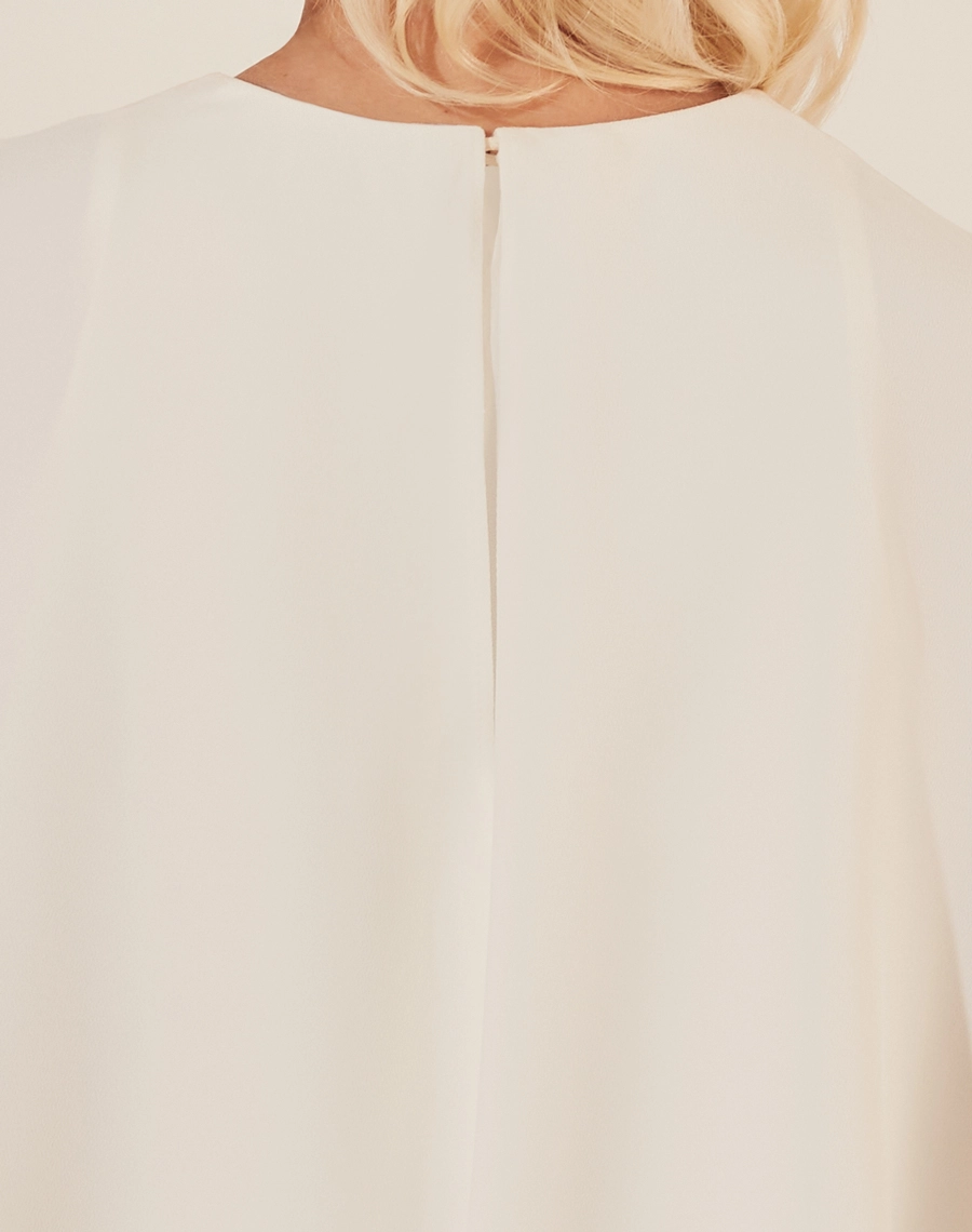 Vestido Midi Elia confeccionado em Crepe Patou. Com gola redonda, fechamento por botão de aselha e ziper invisível nas costas.