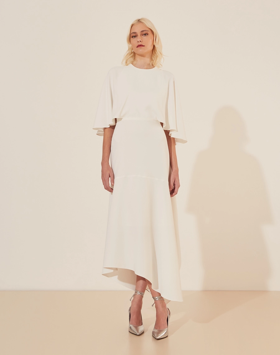 Vestido Midi Elia confeccionado em Crepe Patou. Com gola redonda, fechamento por botão de aselha e ziper invisível nas costas.